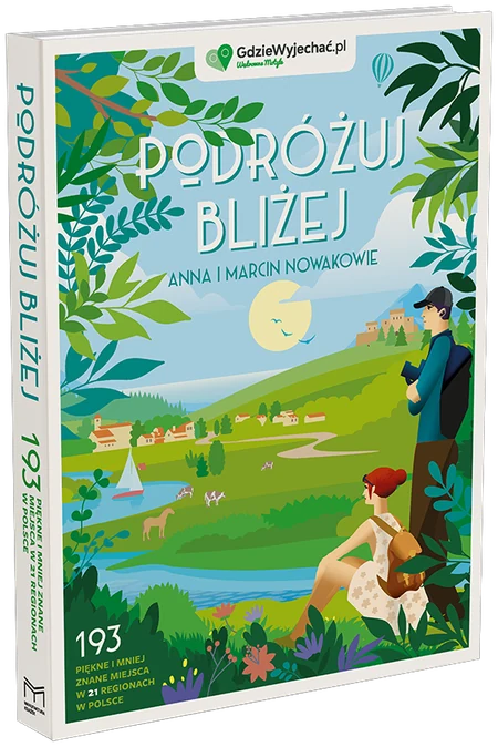 Okładka książki „Podróżuj bliżej” – letni krajobraz z jeziorem i podróżnikami